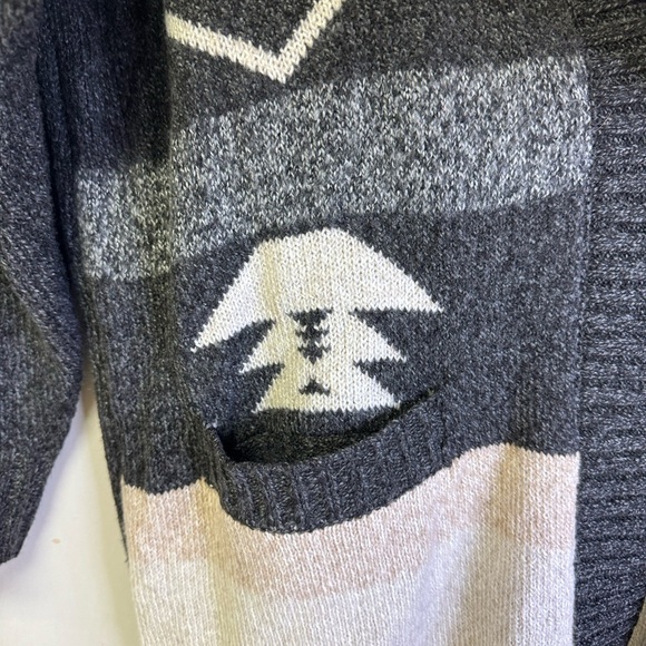 Maurices Aztec XL Gray and White Geometric Cardigan NWT - Picture 3 of 5